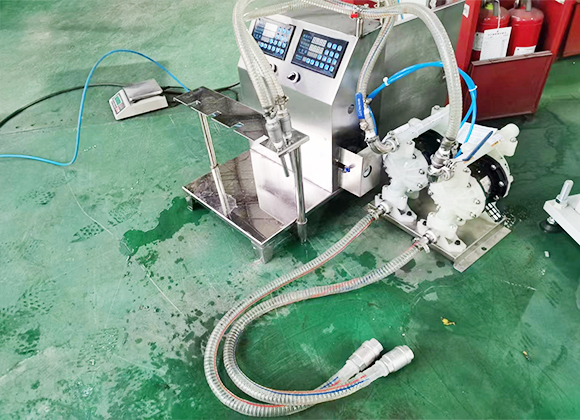 高粘度瓶、袋一體液體洗滌劑灌裝機(jī)-01